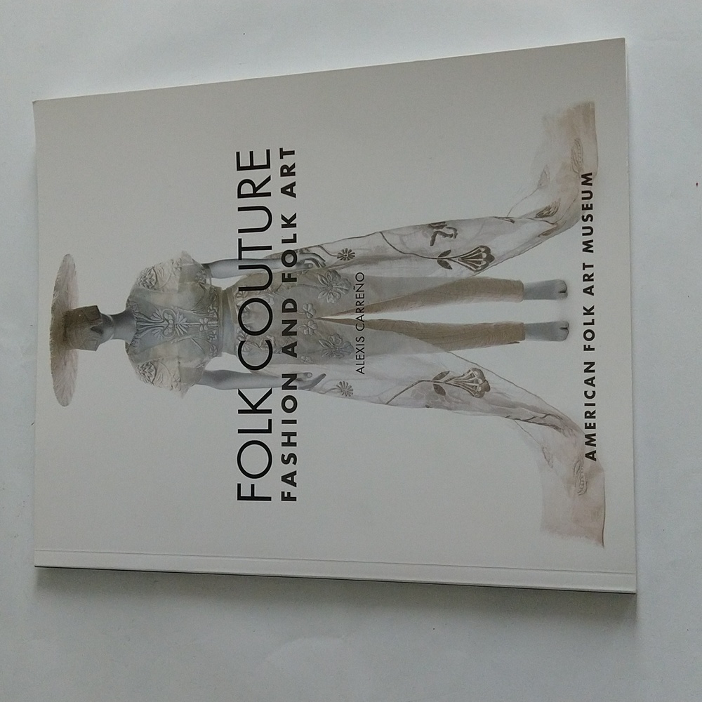 FOLK COUTURE FASHION AND FOLK ART Book ALEXIS CARRENO AMERICAN FOLK ART MUSEUM - Picture 1 of 4